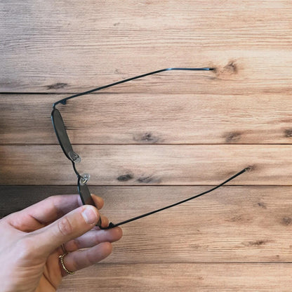Lovely metal frame polarised sunglasses in black with black lense. One size.