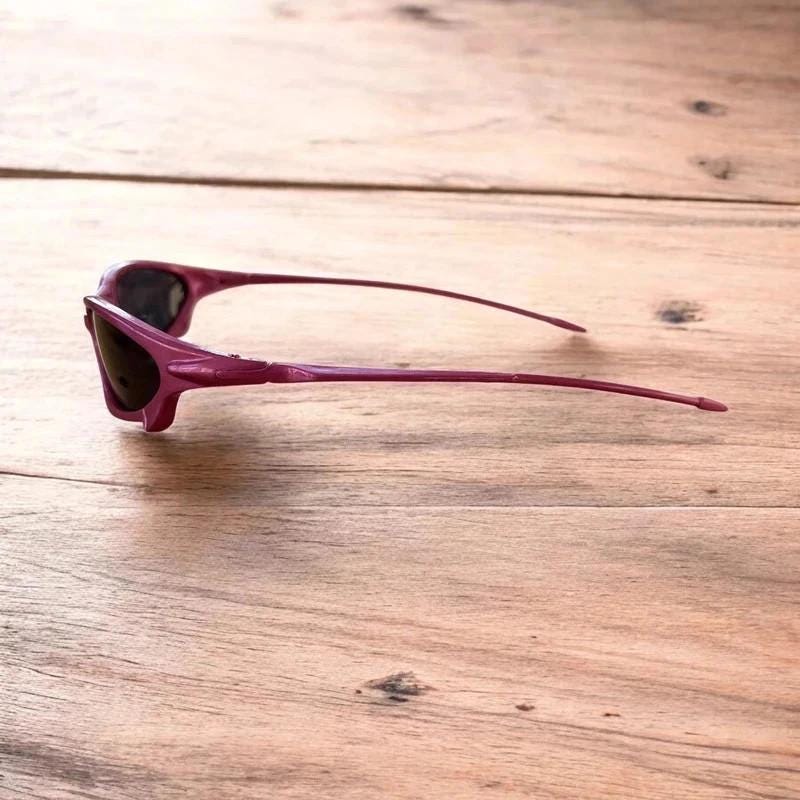 Insane polarised sunglasses in pink with black lense. One size.