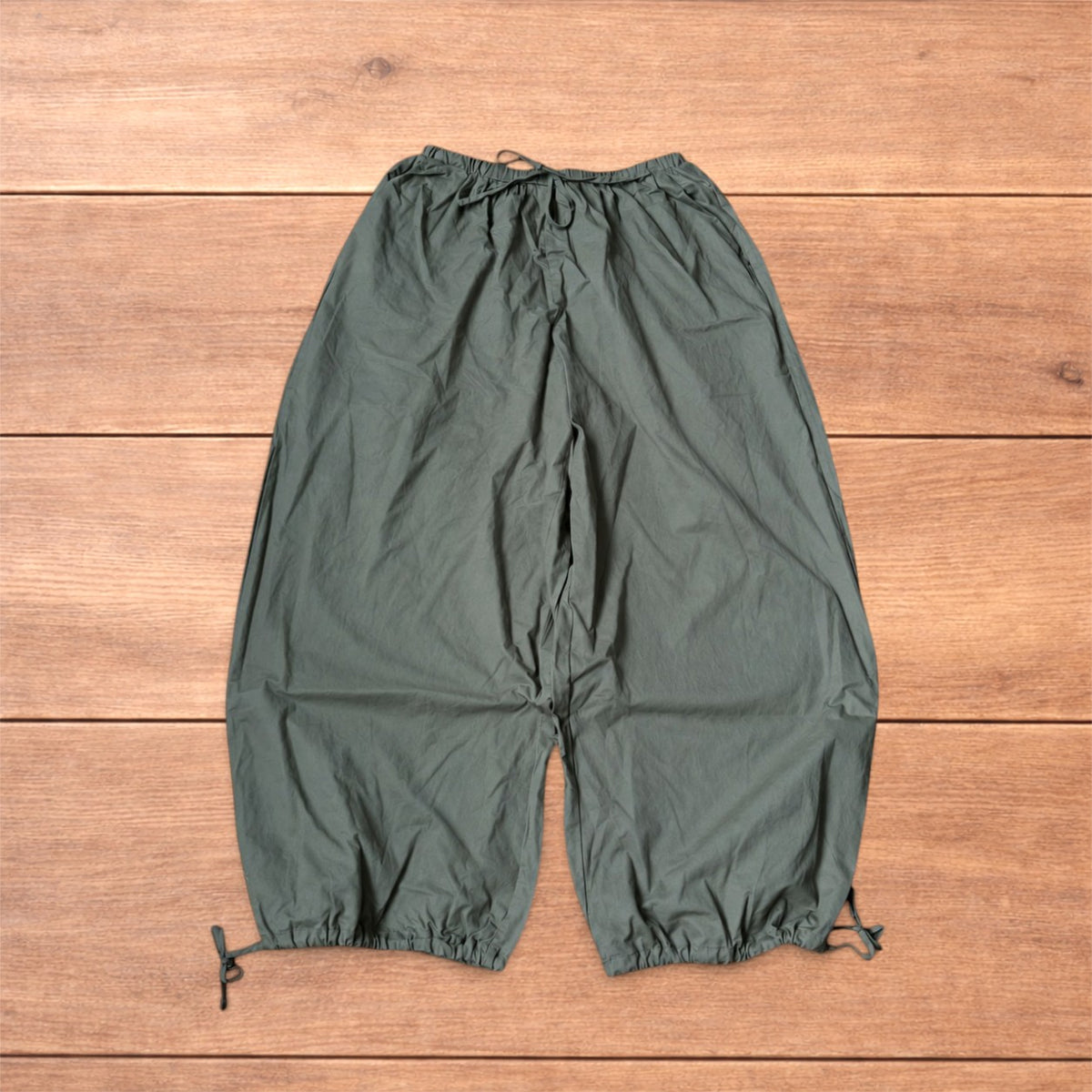 Baggy wide leg flight pants in khaki green.