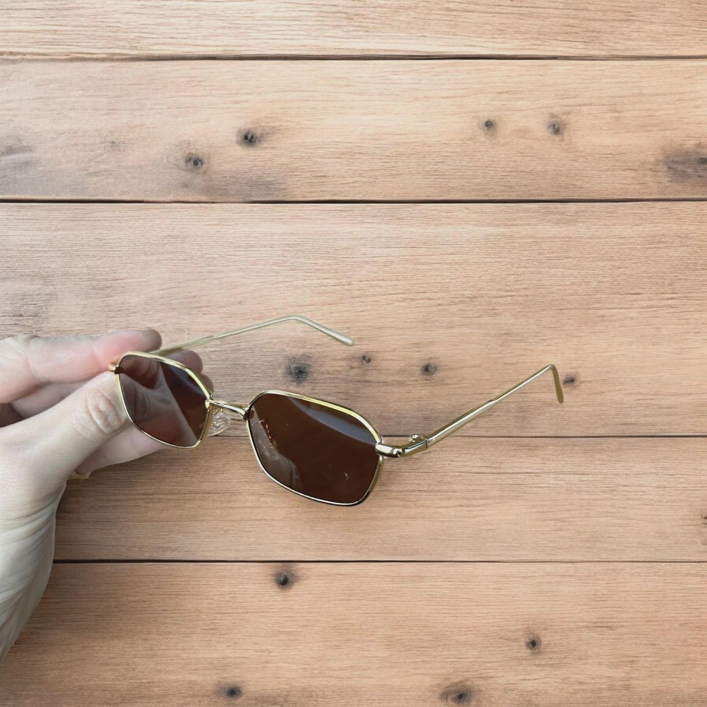 Lovely metal frame polarised sunglasses in gold with brown lense. One size.