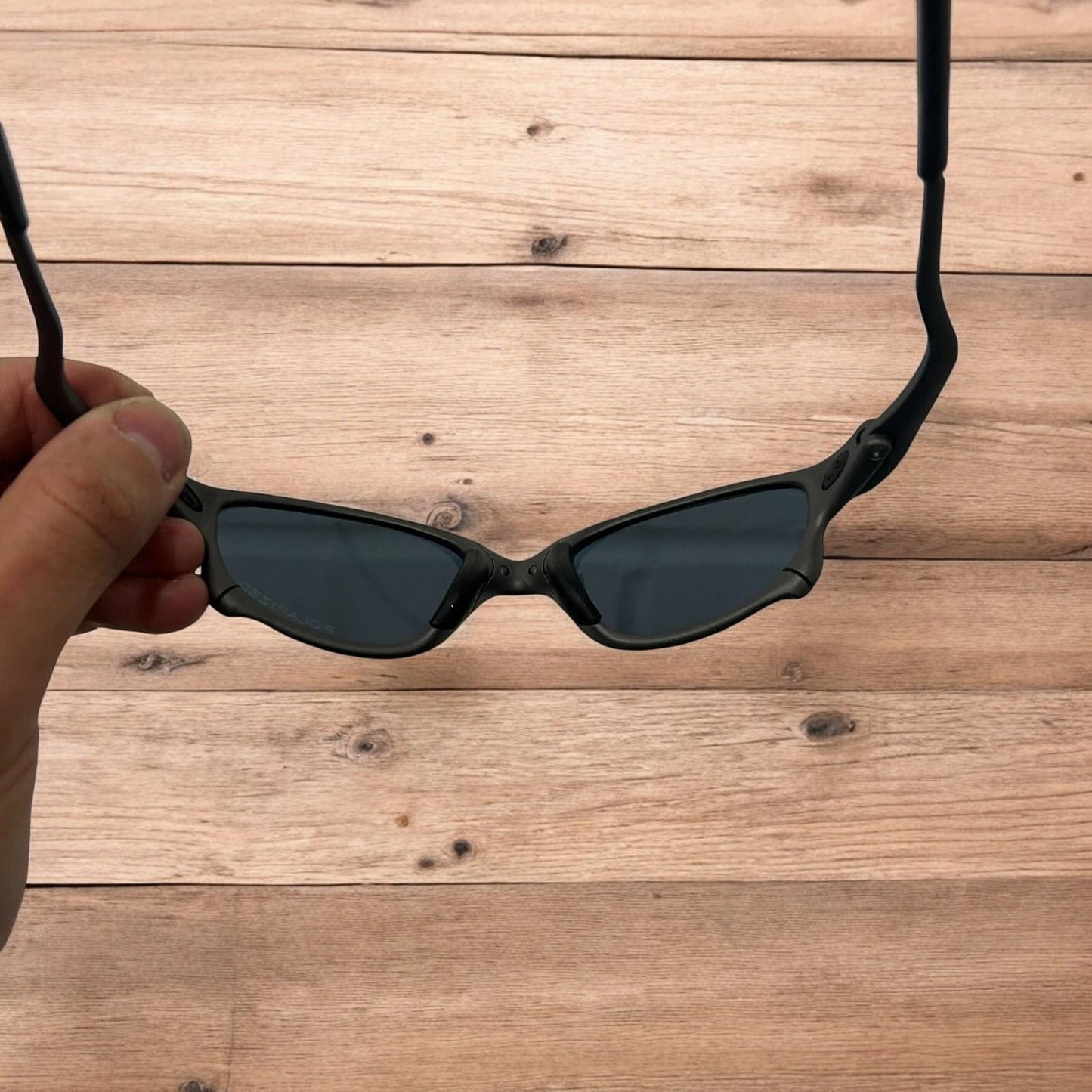 Insane metal frame polarised sunglasses in black frame red lense. One size.