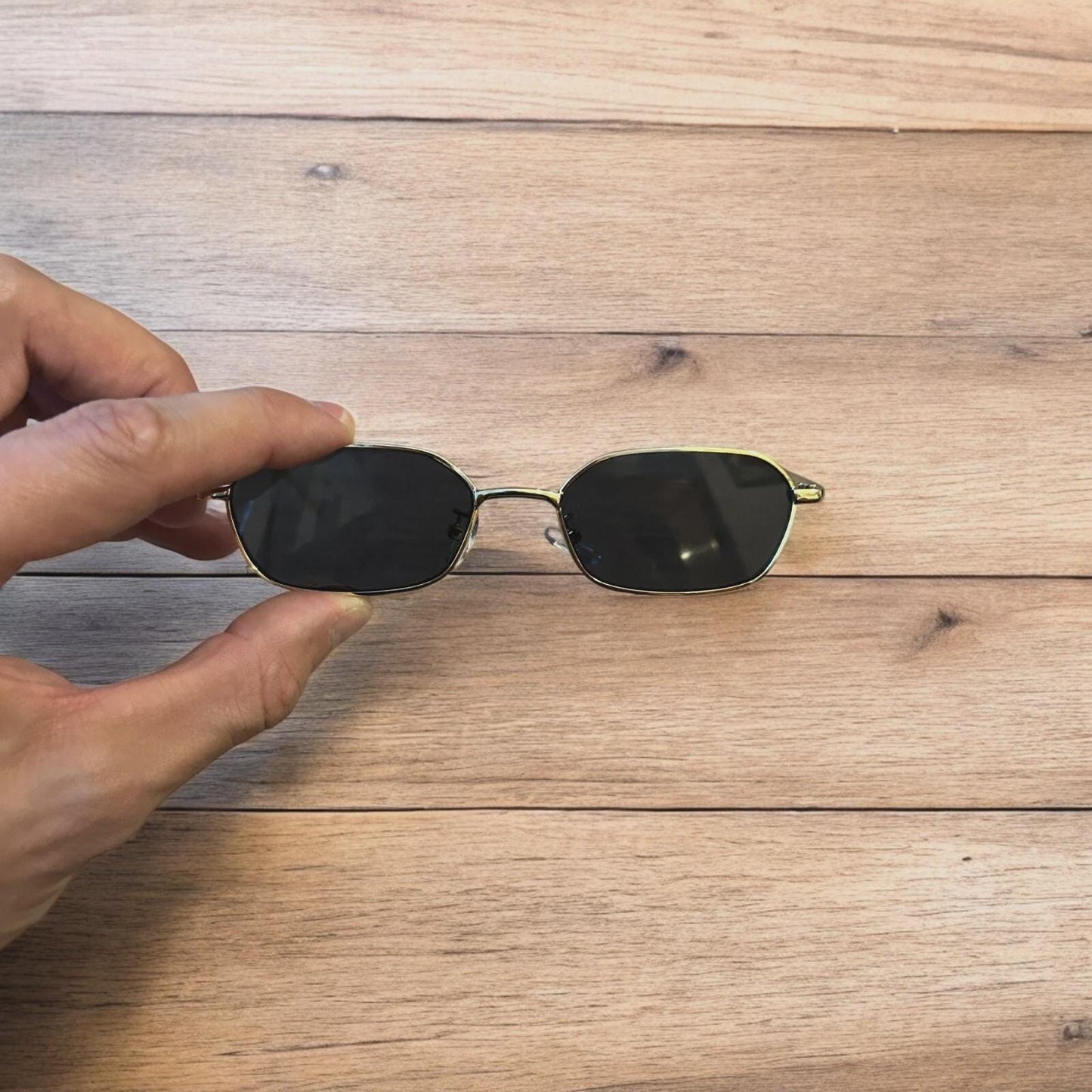 Lovely metal frame polarised sunglasses in gold with black lense. One size.