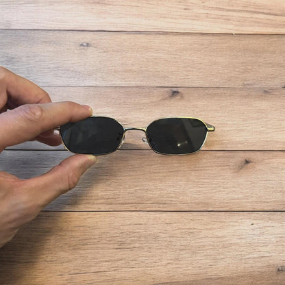 Lovely metal frame polarised sunglasses in gold with black lense. One size.