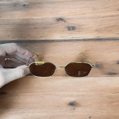 Lovely metal frame polarised sunglasses in gold with brown lense. One size.