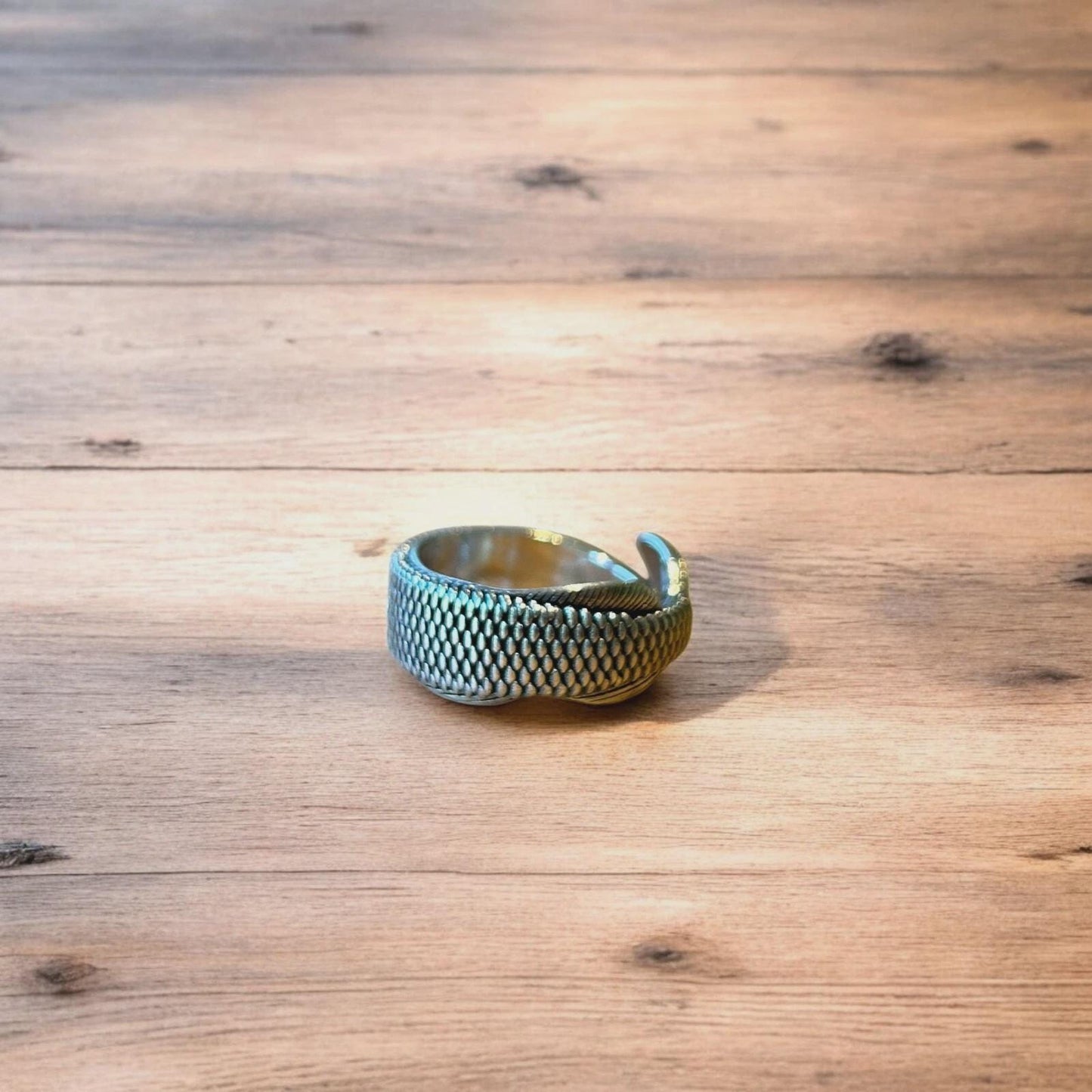 Lovely vintage style stainless steel retro fish ring in silver. One size.