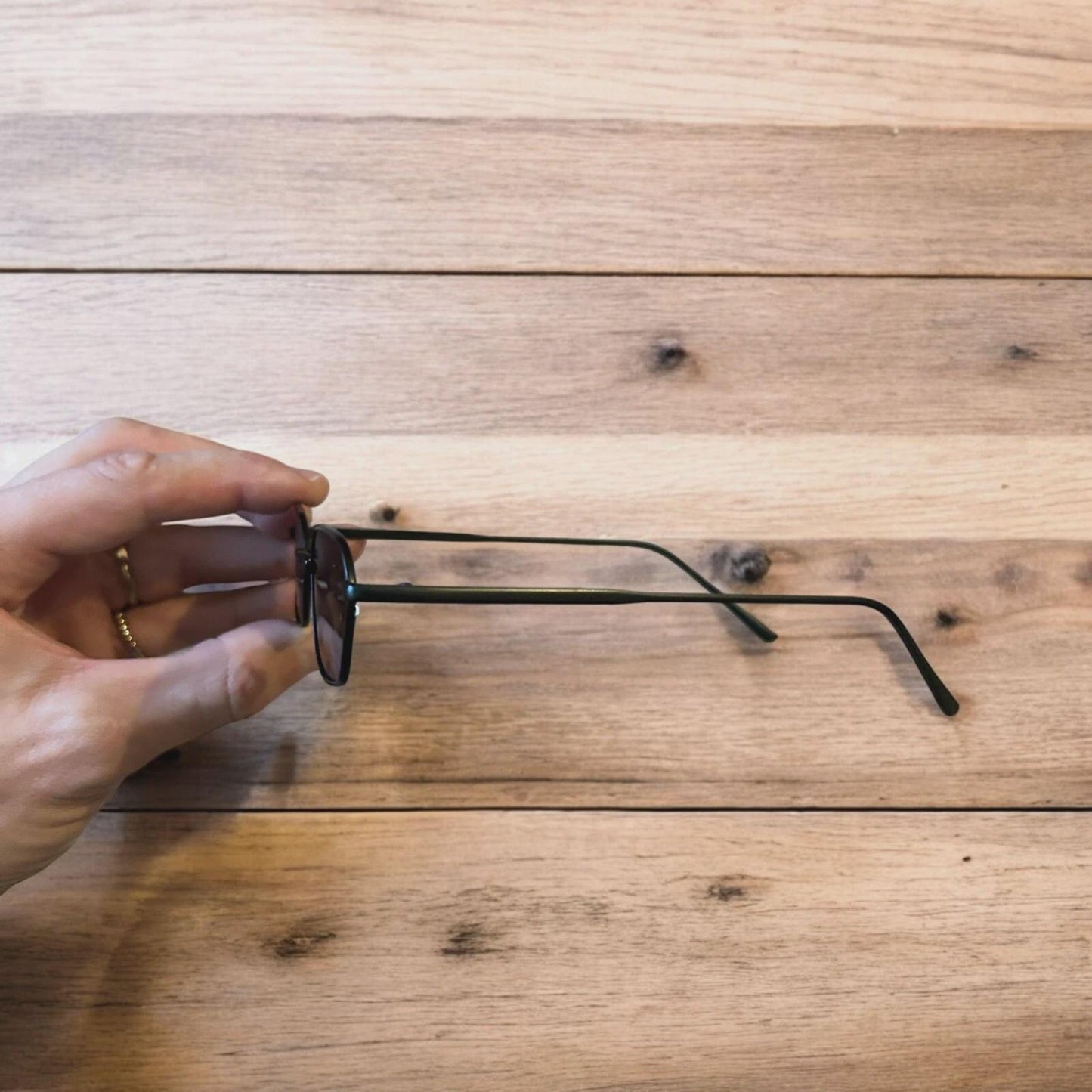 Lovely metal frame polarised sunglasses in black with black lense. One size.