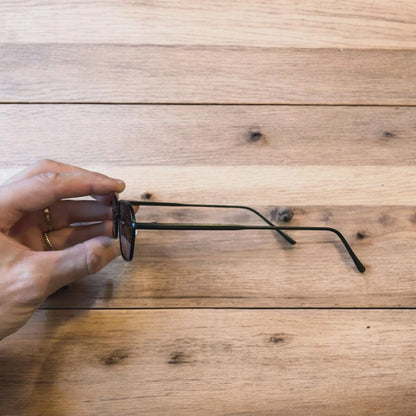 Lovely metal frame polarised sunglasses in black with black lense. One size.