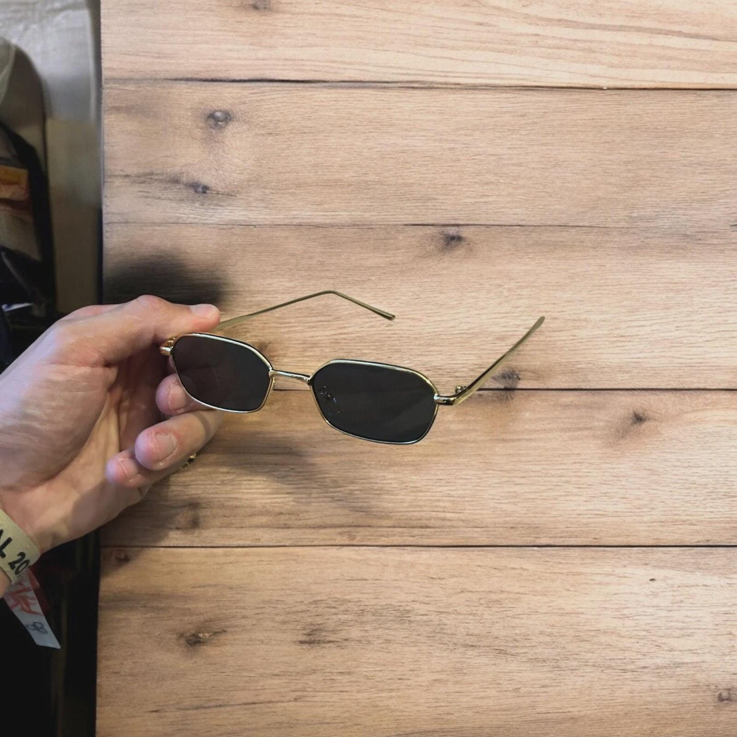 Lovely metal frame polarised sunglasses in gold with black lense. One size.
