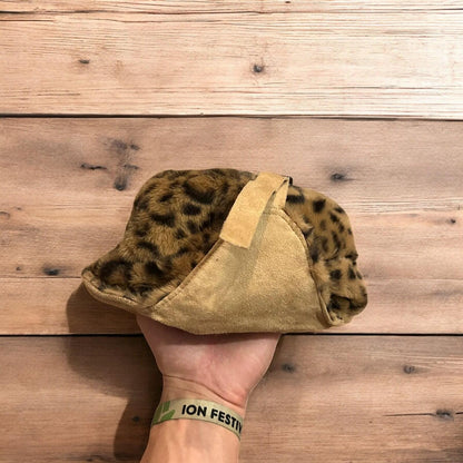 Lovely reversible trapper Russian ear flap hat in leopard & beige colour way. One size.