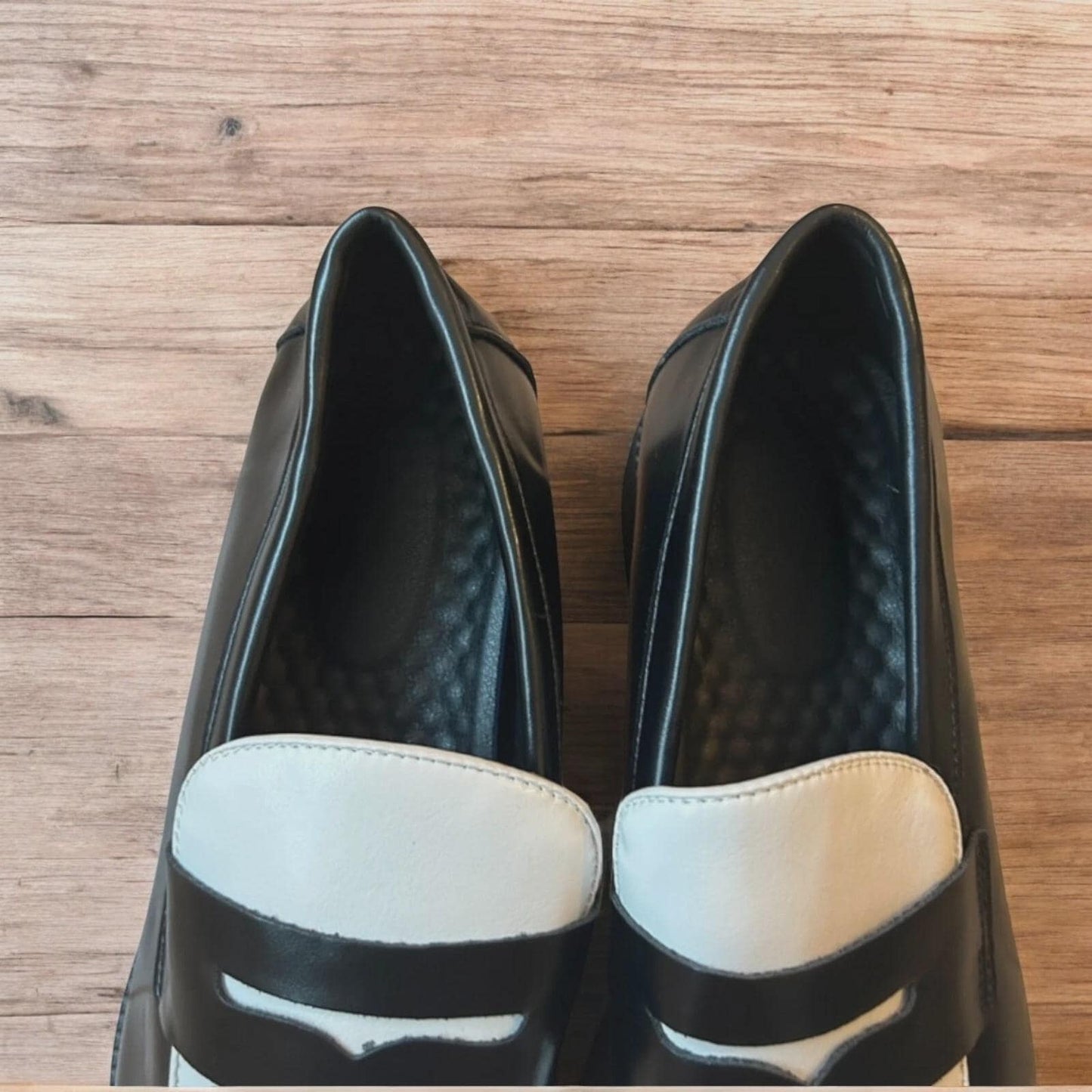 Lovely classic style penny loafers shoes in black and white design.