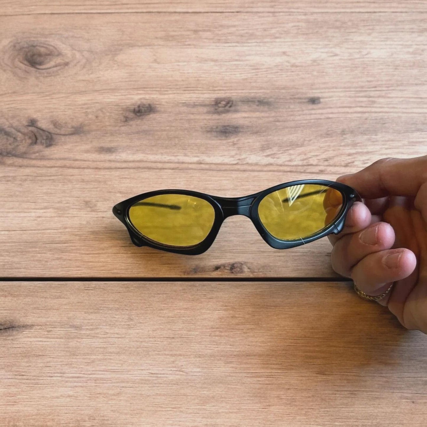 Insane polarised sunglasses in black with yellow lense. One size.