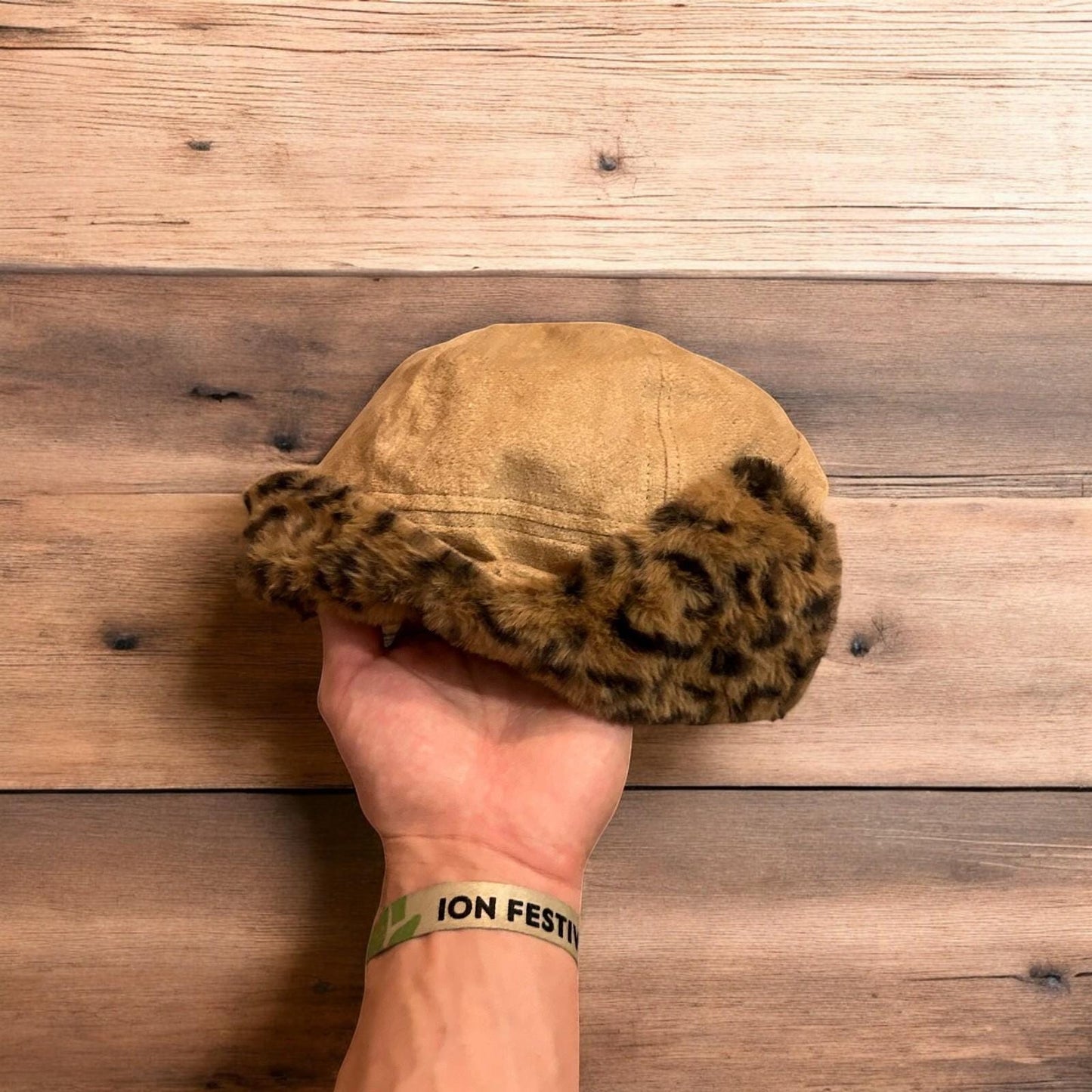 Lovely reversible trapper Russian ear flap hat in leopard & beige colour way. One size.