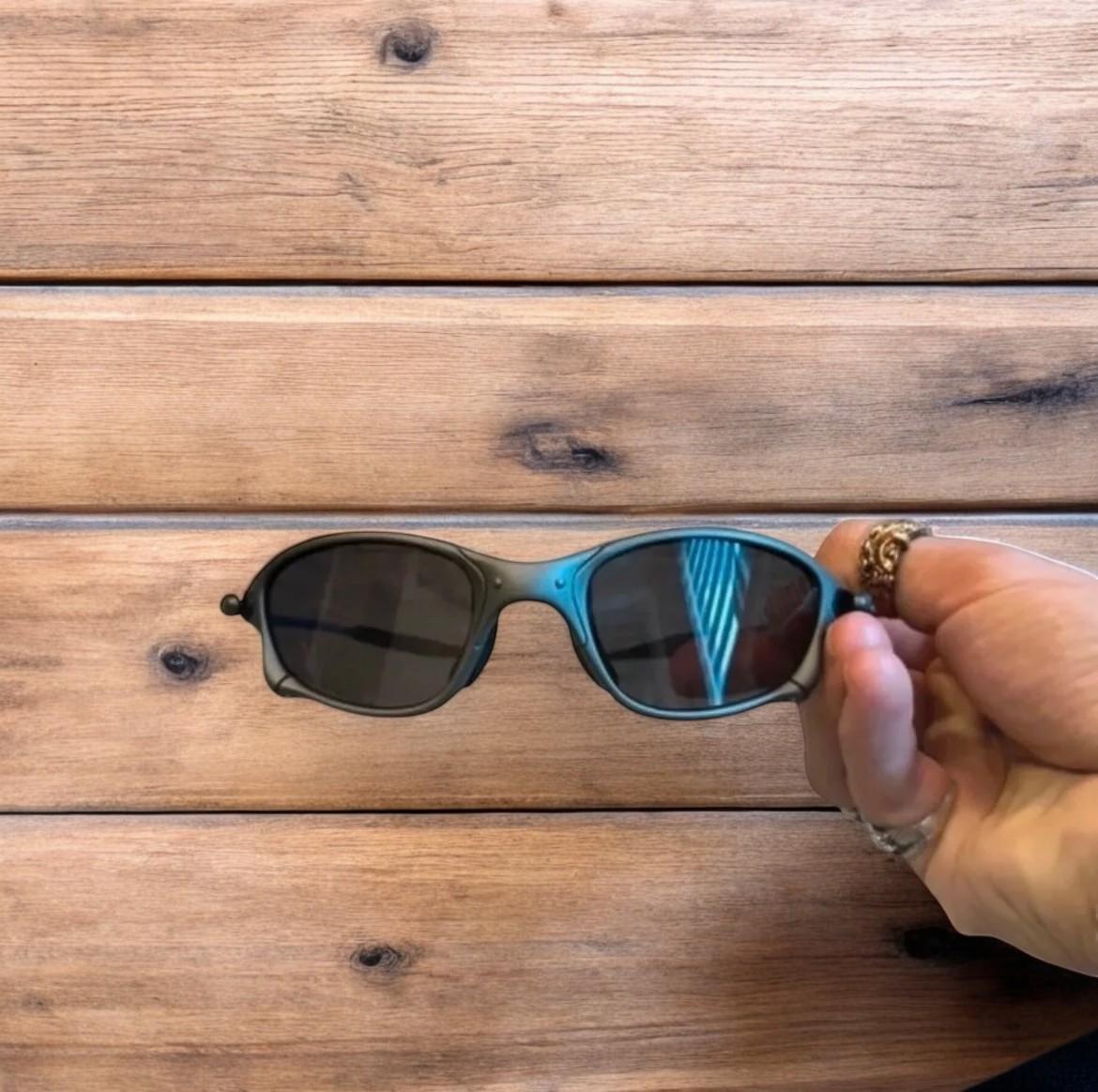 Insane metal frame polarised sunglasses in grey frame black lense. One size.
