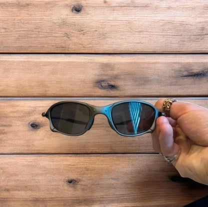 Insane metal frame polarised sunglasses in grey frame black lense. One size.