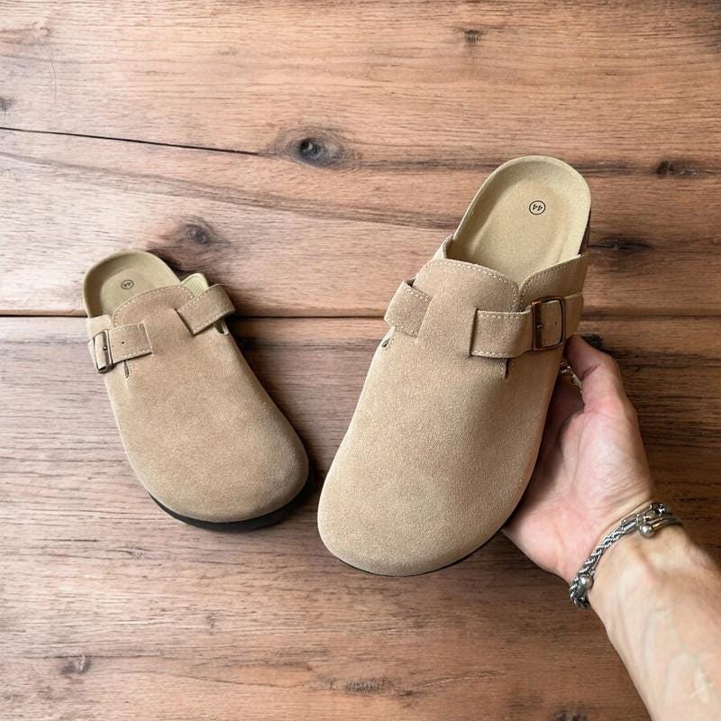Lovely suede mules sandals in beige/cream.