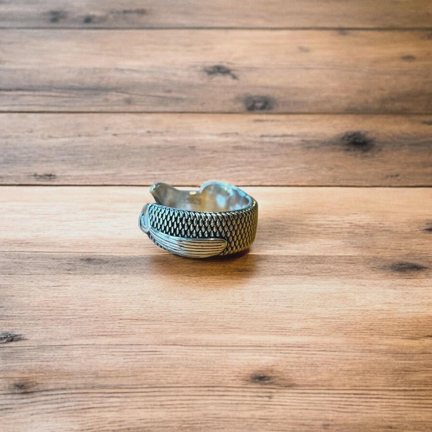 Lovely vintage style stainless steel retro fish ring in silver. One size.