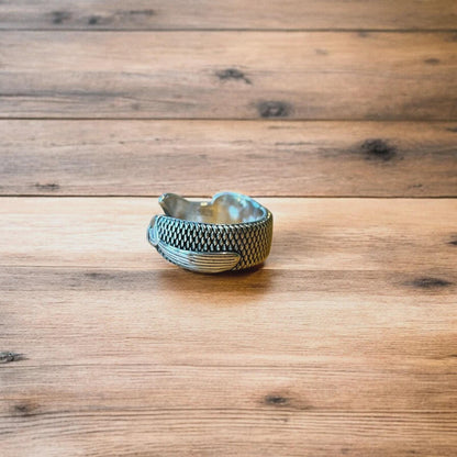 Lovely vintage style stainless steel retro fish ring in silver. One size.