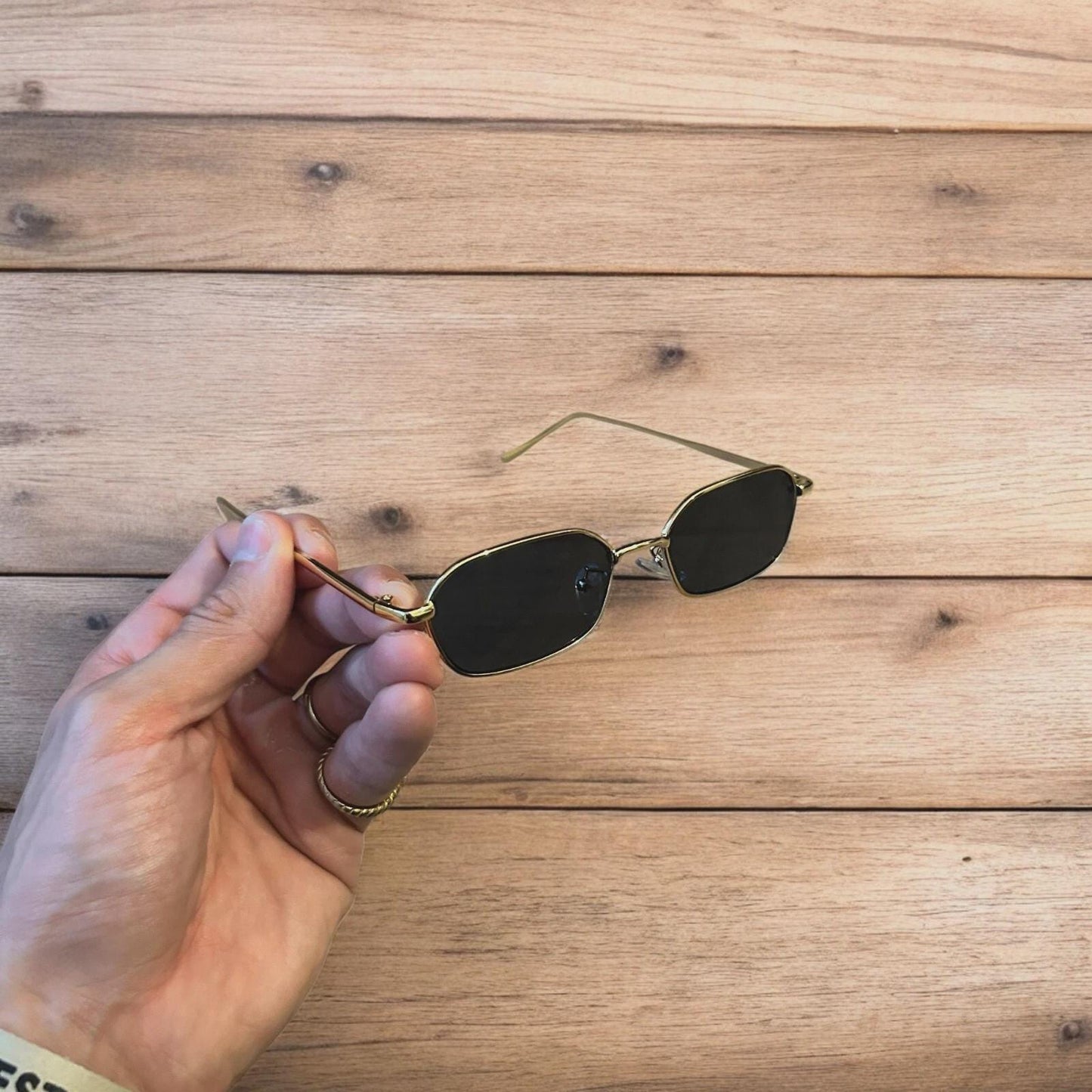 Lovely metal frame polarised sunglasses in gold with black lense. One size.