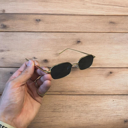 Lovely metal frame polarised sunglasses in gold with black lense. One size.