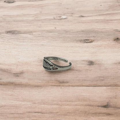 Lovely vintage style stainless steel retro fish ring in silver. One size.