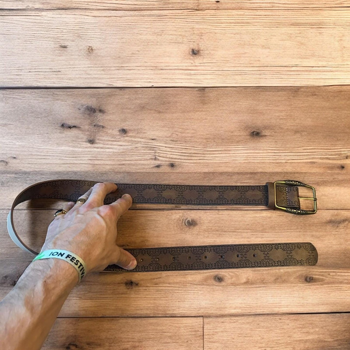 Vintage style faux leather western cowboy belt in brown with bronze trim. 105cm.