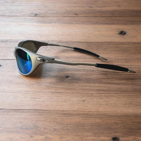 Insane metal frame sunglasses in silver with blue lense. One size.