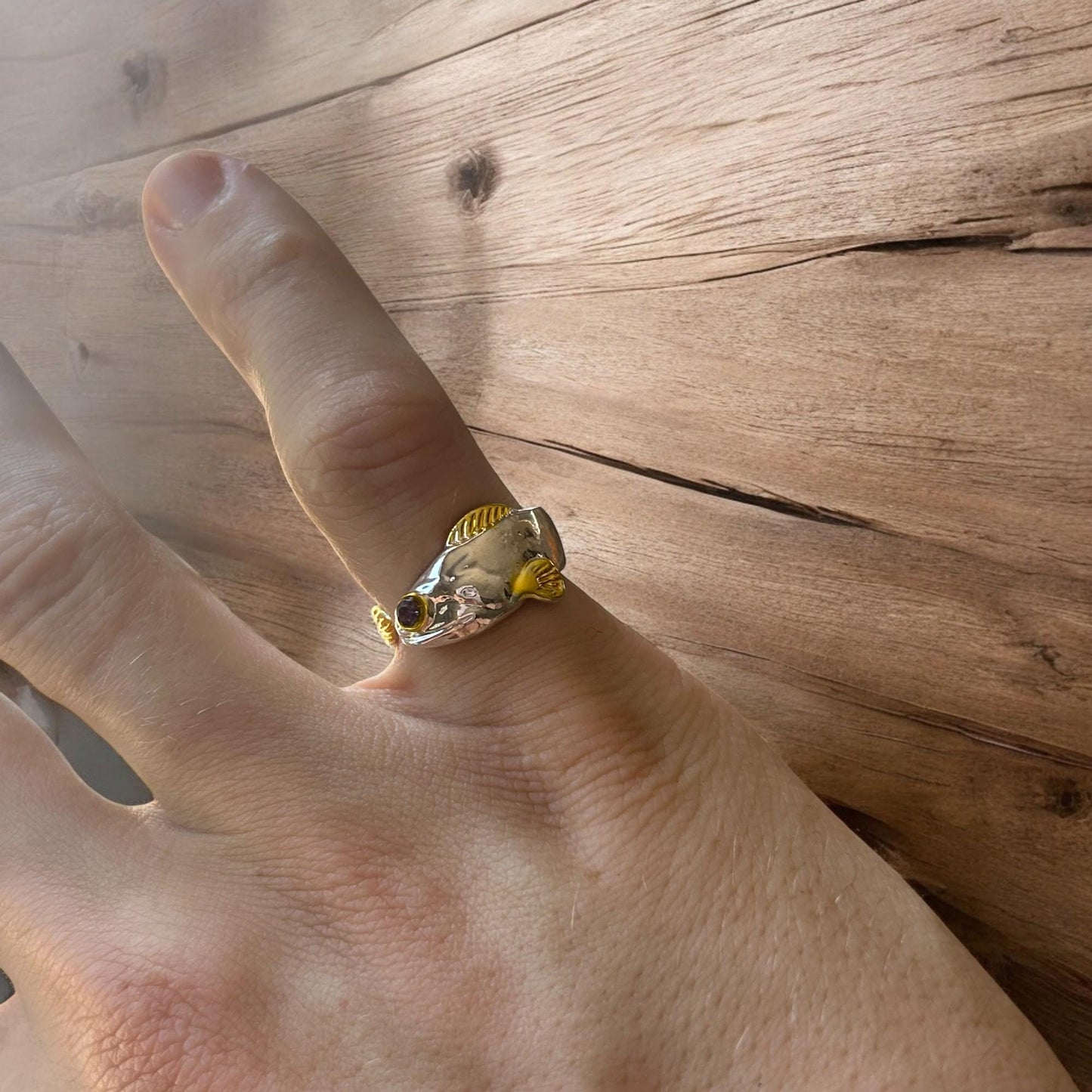 Lovely vintage style retro fish ring in silver/gold. One size.