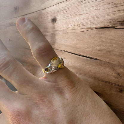 Lovely vintage style retro fish ring in silver/gold. One size.