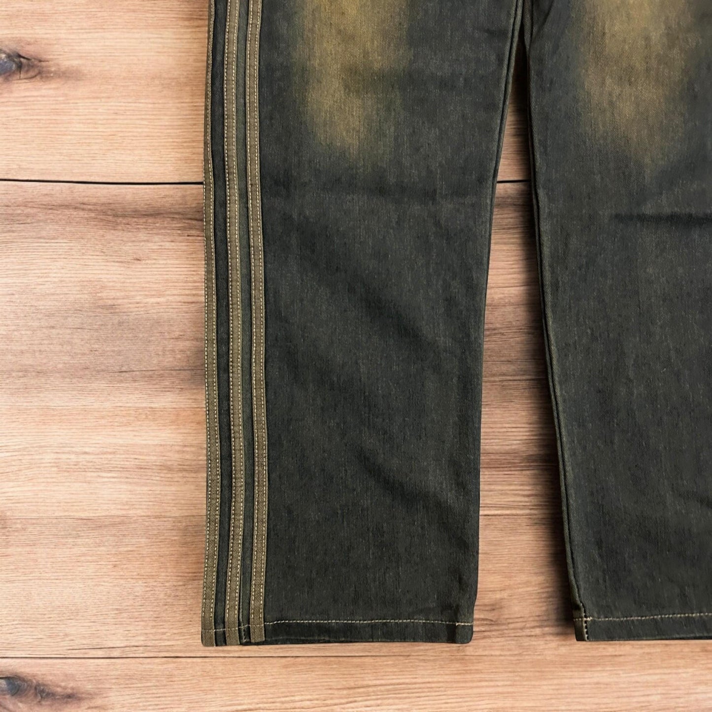 Vintage style relaxed loose skater fit jeans with side stripes in dark blue wash.