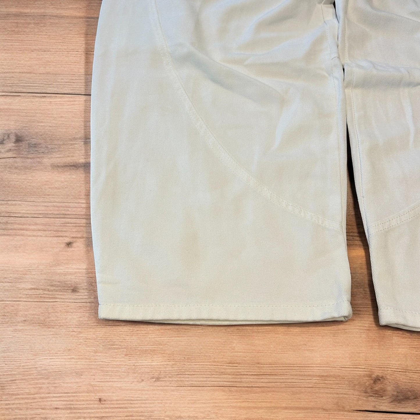 Incredible vintage style baggy wide leg skater fit jeans in white.