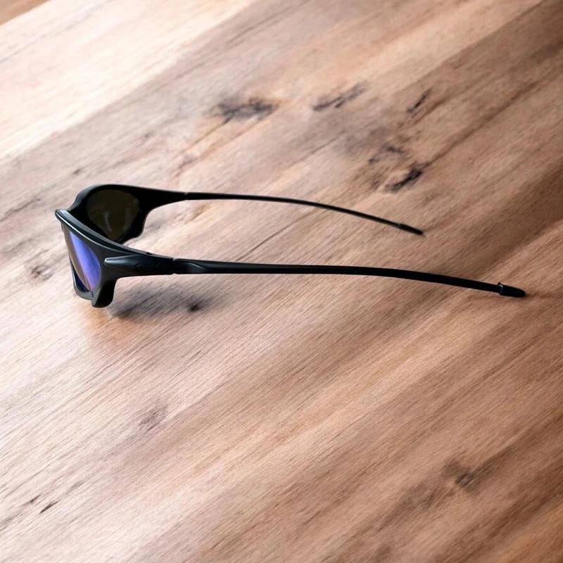 Insane polarised sunglasses in black with blue lense. One Size.