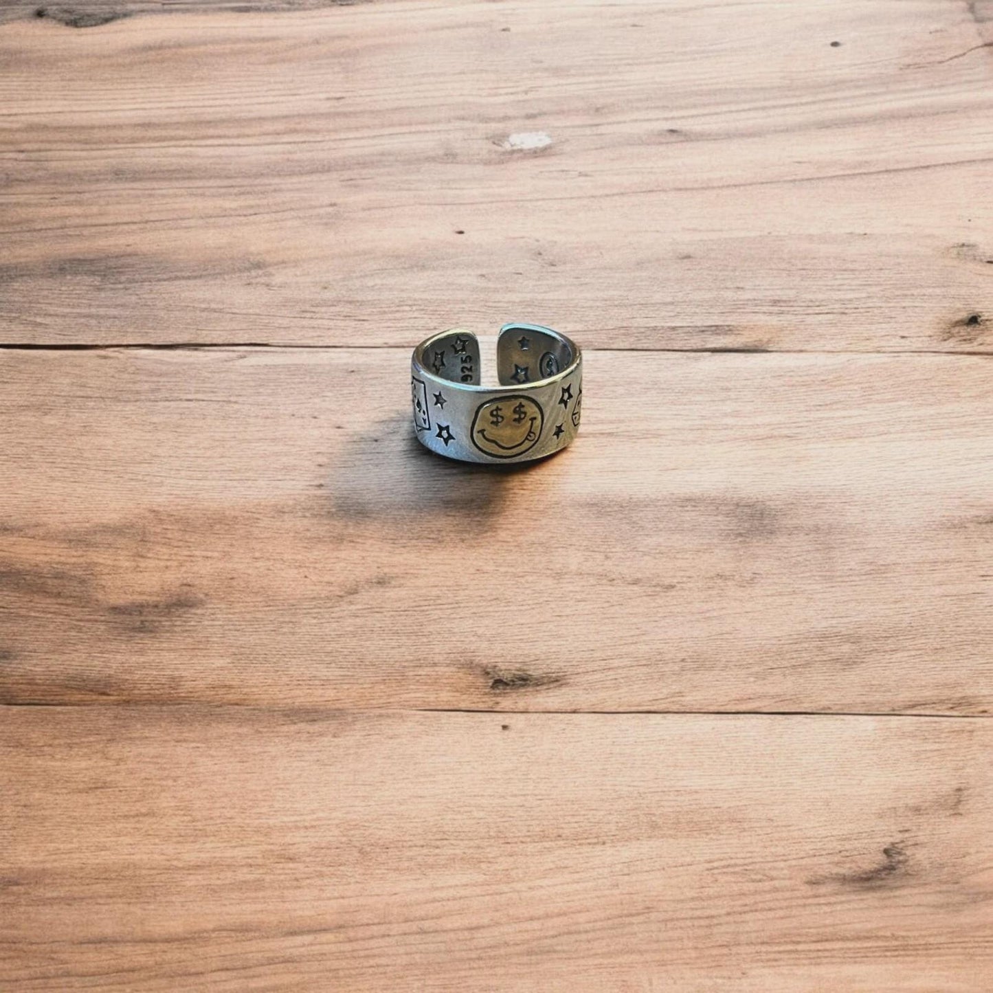 Vintage style stainless steel cartoon skater style ring in silver/gold. One size.