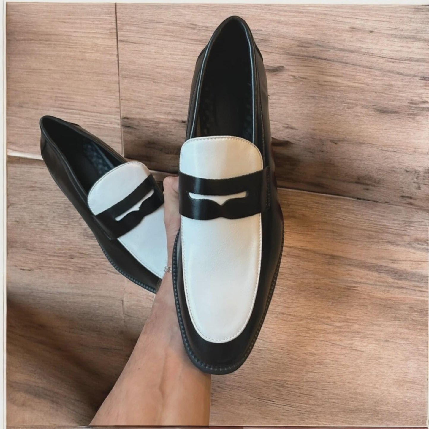 Lovely classic style penny loafers shoes in black and white design.