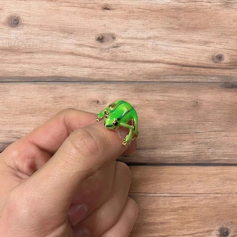 Novelty fun Frog adjustable ring in green/silver. One size.
