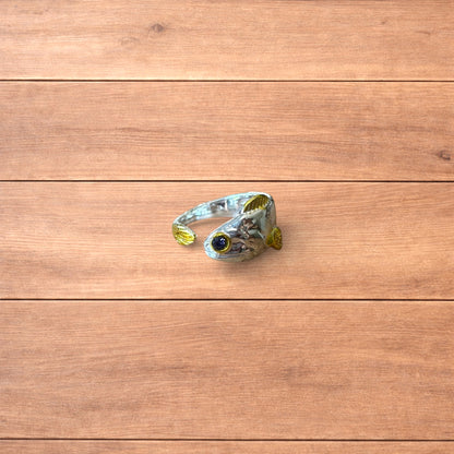 Lovely vintage style retro fish ring in silver/gold.