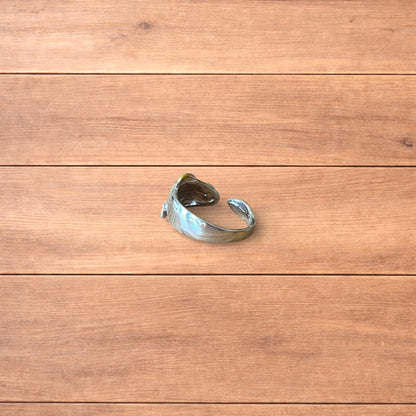 Lovely vintage style retro fish ring in silver/gold.