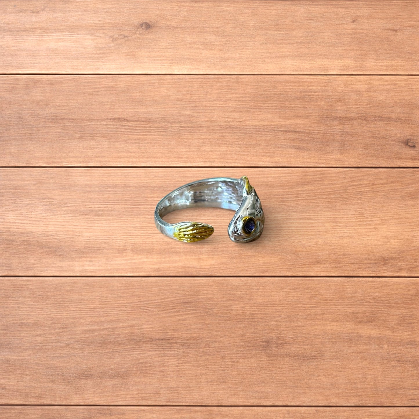 Lovely vintage style retro fish ring in silver/gold.