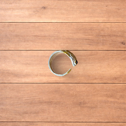 Lovely vintage style retro fish ring in silver/gold.