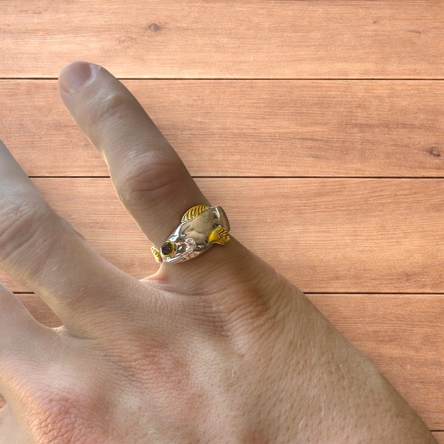 Lovely vintage style retro fish ring in silver/gold.
