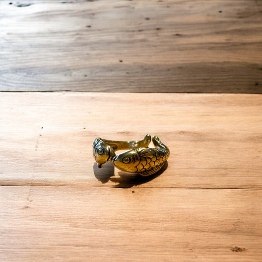 Lovely vintage style retro fish ring in silver.