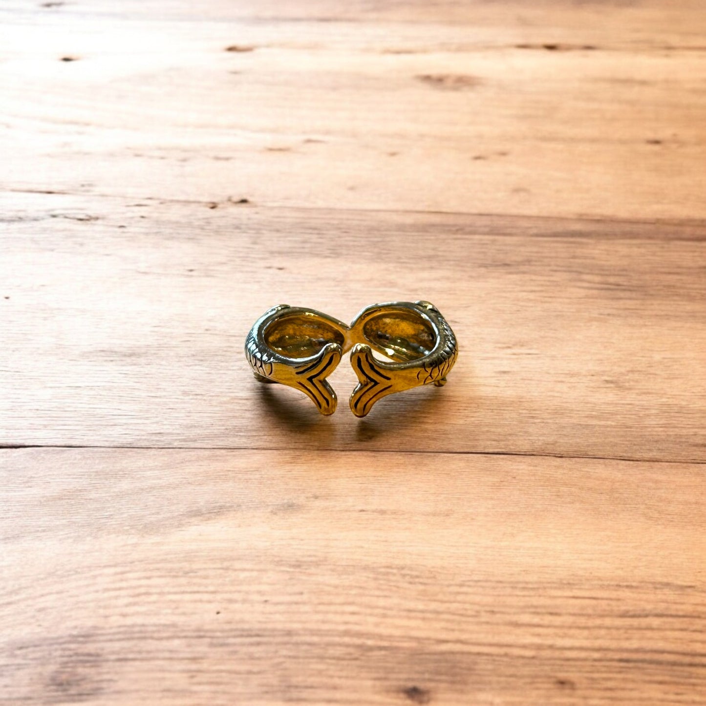 Lovely vintage style retro fish ring in silver.