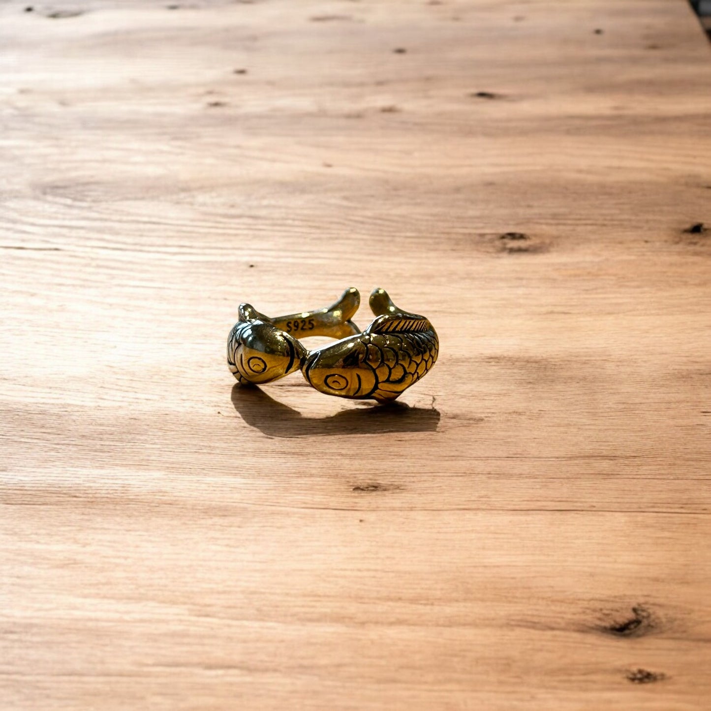 Lovely vintage style retro fish ring in silver.