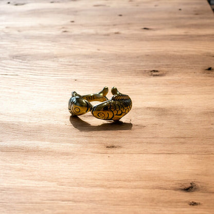 Lovely vintage style retro fish ring in silver.