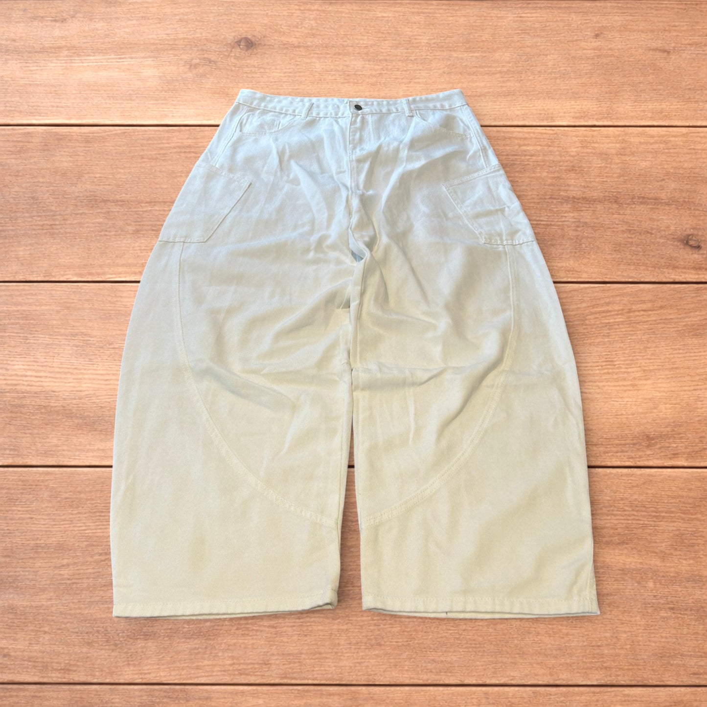 Incredible vintage style baggy wide leg skater fit jeans in white.