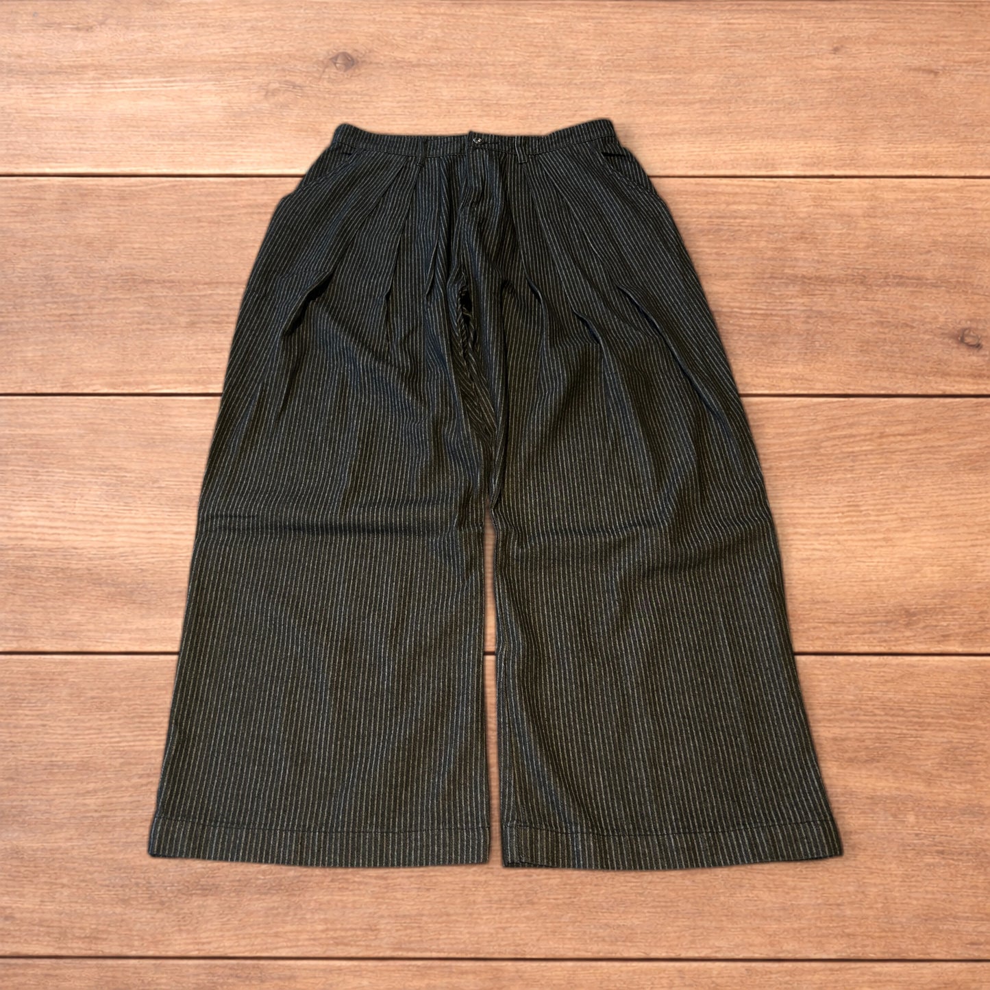 Vintage style baggy wide leg pleated jeans in black.