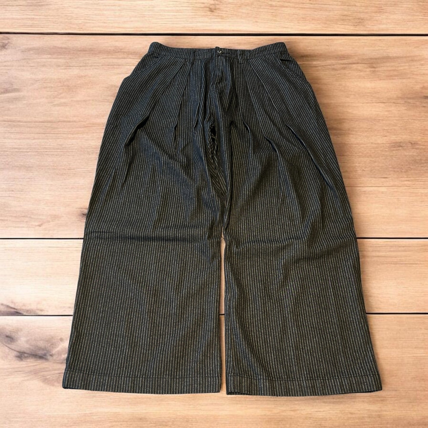 Vintage style baggy wide leg pleated jeans in black.