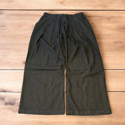 Vintage style baggy wide leg pleated jeans in black.