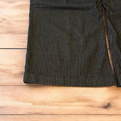 Vintage style baggy wide leg pleated jeans in black.