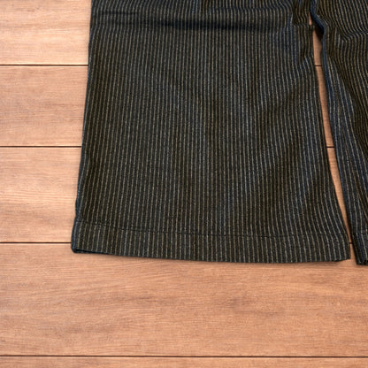 Vintage style baggy wide leg pleated jeans in black.
