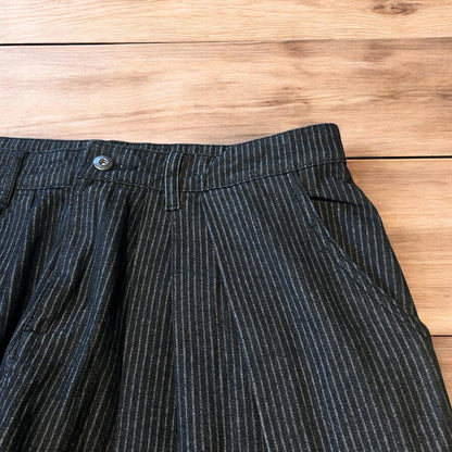 Vintage style baggy wide leg pleated jeans in black.